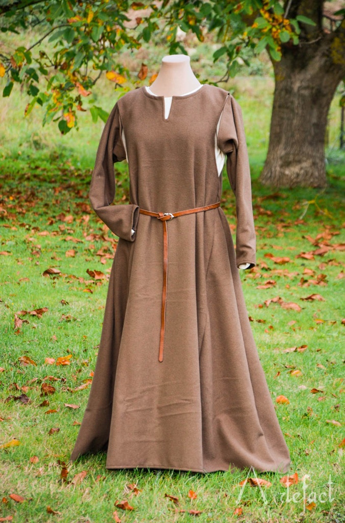 Dress with removable sleeves - 13th century